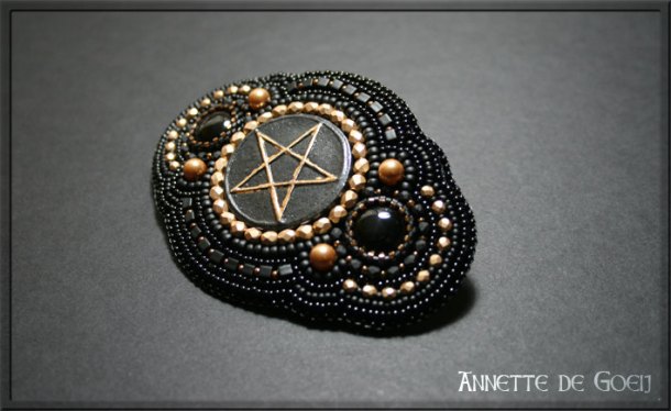 Bead embroidered barrette - Black and gold pentagram - JirikiDesigns 